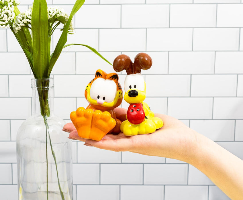 Garfield - Garfield and Odie Ceramic Salt and Pepper Shaker Set