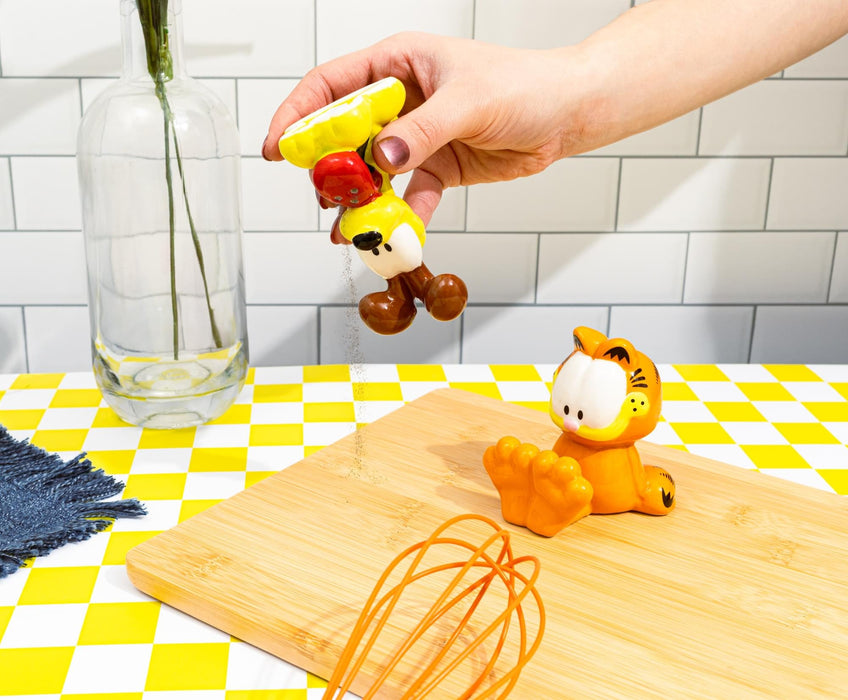Garfield - Garfield and Odie Ceramic Salt and Pepper Shaker Set