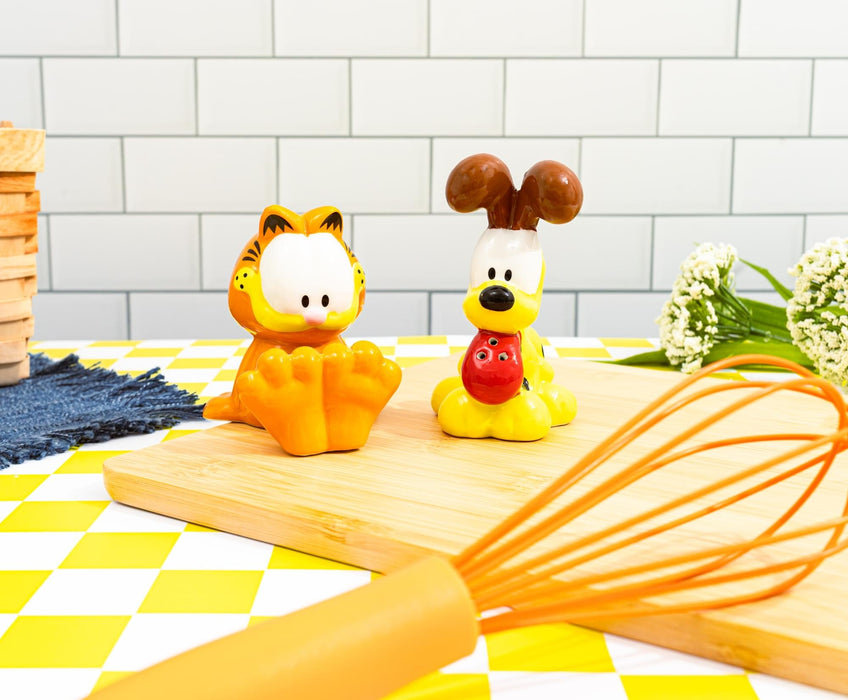 Garfield - Garfield and Odie Ceramic Salt and Pepper Shaker Set