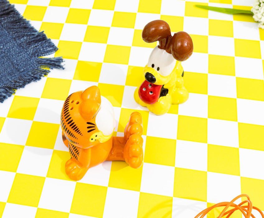 Garfield - Garfield and Odie Ceramic Salt and Pepper Shaker Set