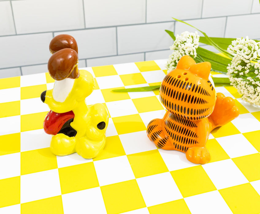 Garfield - Garfield and Odie Ceramic Salt and Pepper Shaker Set
