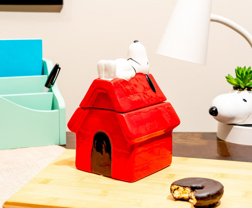 Peanuts - Snoopy Doghouse 7-Inch Sculpted Ceramic Snack Jar