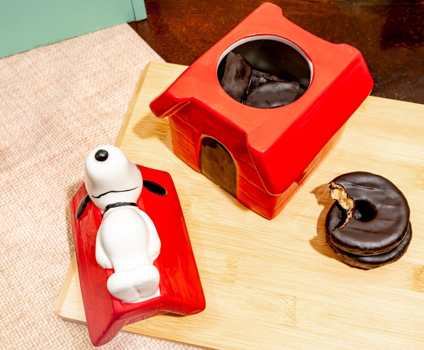 Peanuts - Snoopy Doghouse 7-Inch Sculpted Ceramic Snack Jar