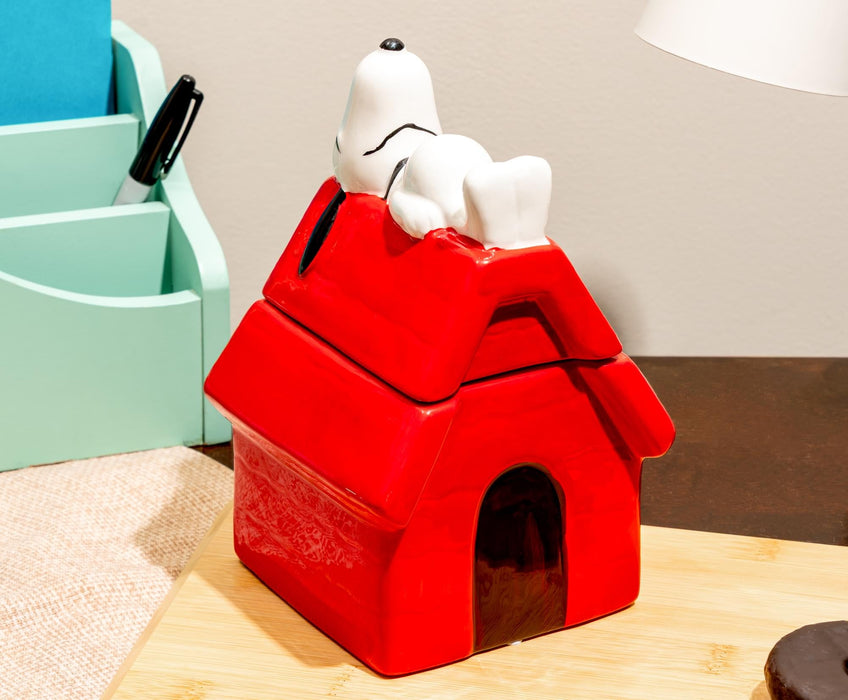 Peanuts - Snoopy Doghouse 7-Inch Sculpted Ceramic Snack Jar