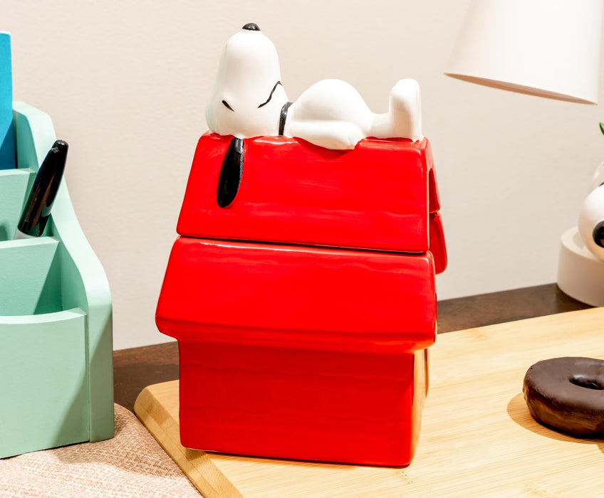 Peanuts - Snoopy Doghouse 7-Inch Sculpted Ceramic Snack Jar