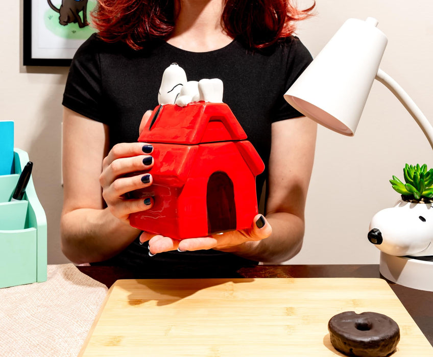 Peanuts - Snoopy Doghouse 7-Inch Sculpted Ceramic Snack Jar