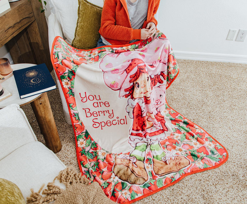 Strawberry Shortcake - "Berry Special" Raschel Throw Blanket | 45 x 60 Inches