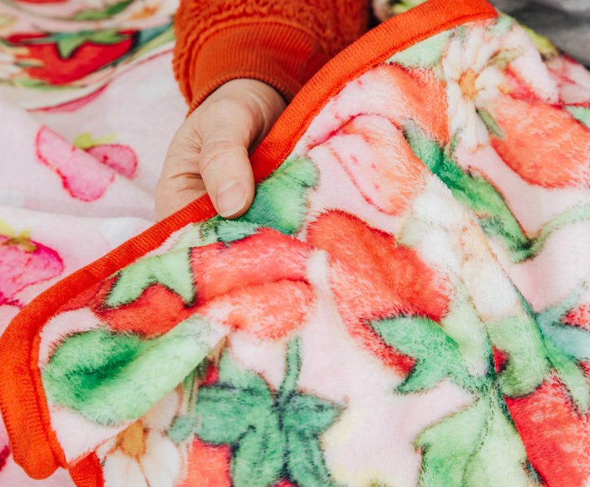 Strawberry Shortcake - "Berry Special" Raschel Throw Blanket | 45 x 60 Inches
