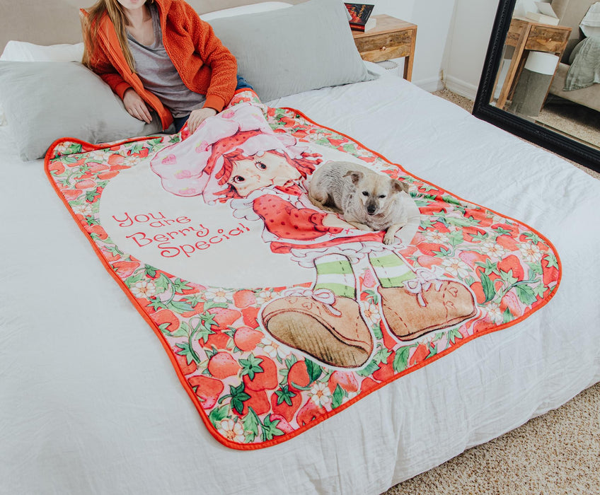 Strawberry Shortcake - "Berry Special" Raschel Throw Blanket | 45 x 60 Inches