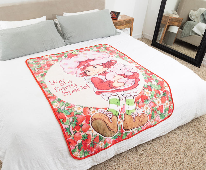 Strawberry Shortcake - "Berry Special" Raschel Throw Blanket | 45 x 60 Inches